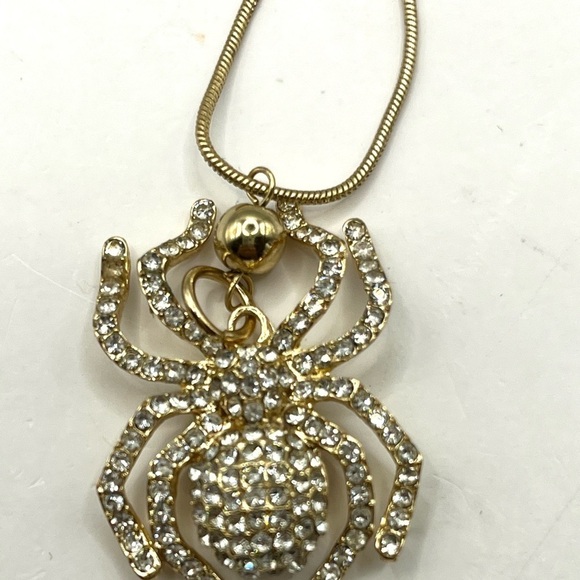 Spider Pendant Gold Tone with Rhinestones. Sparkling Necklace 🕷️ Halloween - Picture 10 of 10
